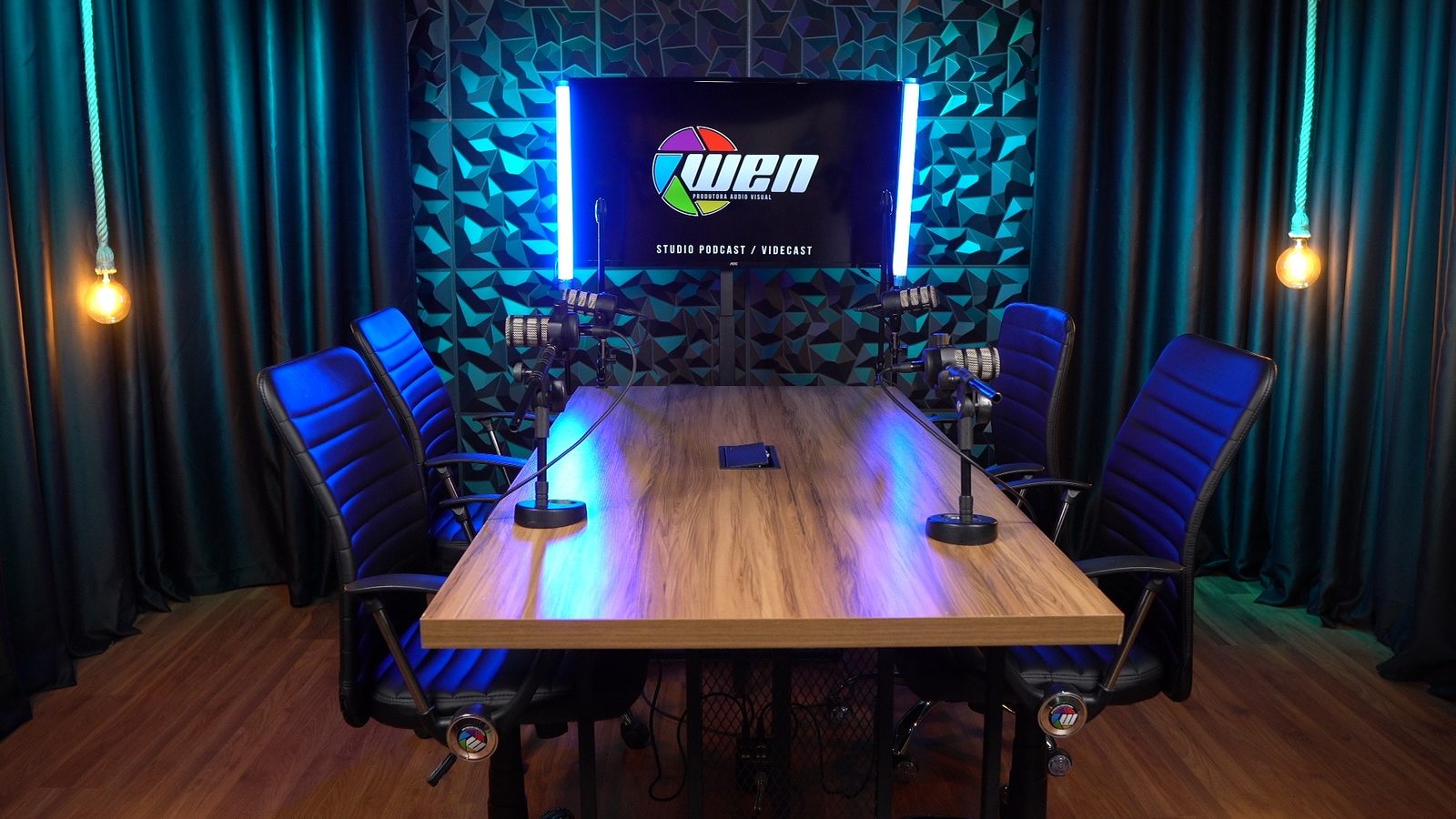 Cenário Azul — mesa e neon