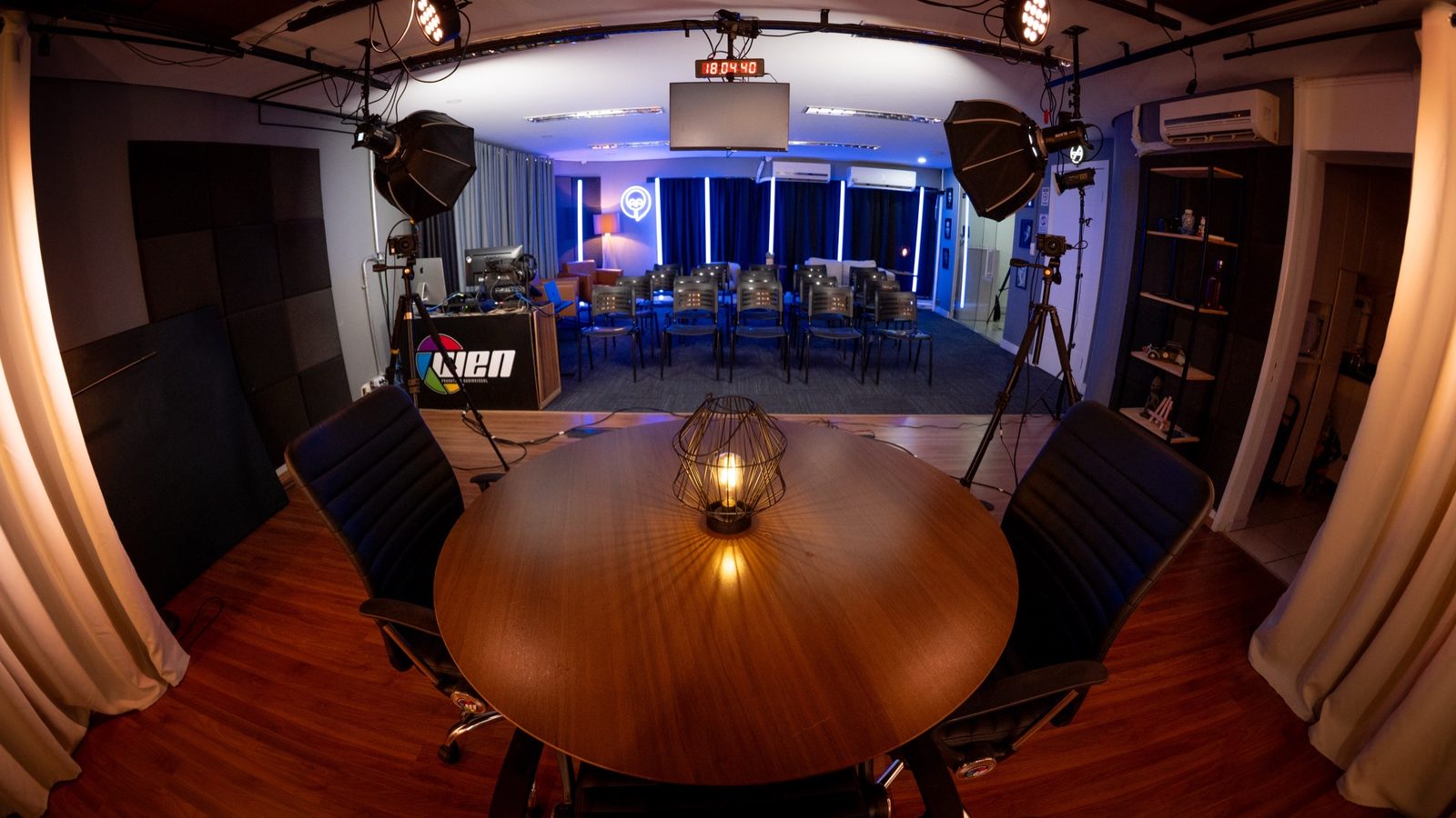 Studio B com mesa de gravação em primeiro plano e plateia montada ao fundo